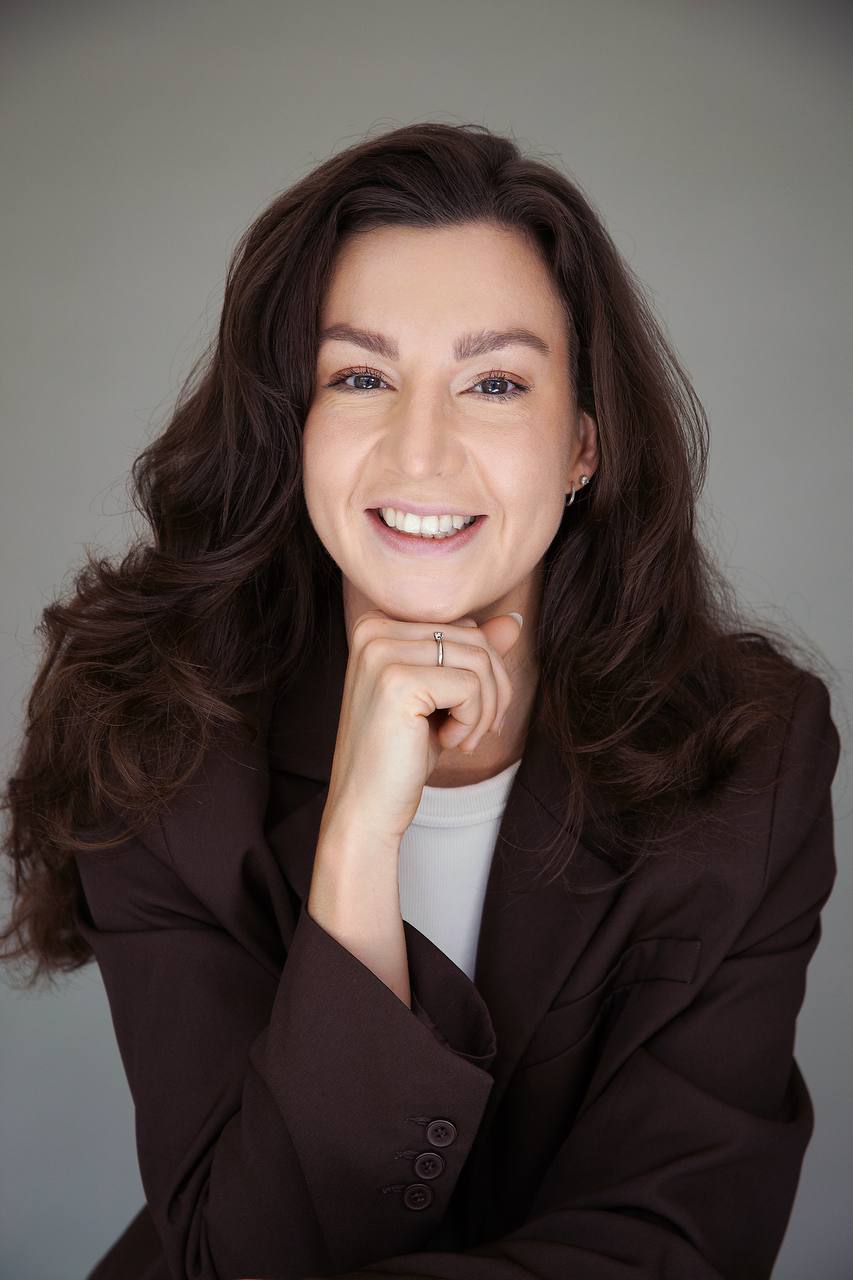 Portrait of Annieck smiling warmly